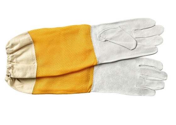 De witte Handschoenen van de Schapehuidimkerij met Geventileerd Geel Gridding Bewijs