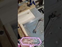 Neem je mee naar de bijenkorffabriek om het assemblageproces van bijenkorven te bekijken